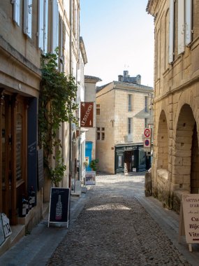 St. Emilion, Fransa - 11 Eylül 2018: St. Emilion, Fransa. St Emilion, Bordeaux 'nun başlıca kırmızı şarap bölgelerinden biridir ve çok popüler bir turizm merkezidir..