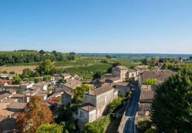 St. Emilion, Fransa - 8 Eylül 2018: St. Emilion, Fransa 'nın panoramik manzarası. St Emilion, Bordeaux 'nun başlıca kırmızı şarap bölgelerinden biridir ve çok popüler bir turizm merkezidir..