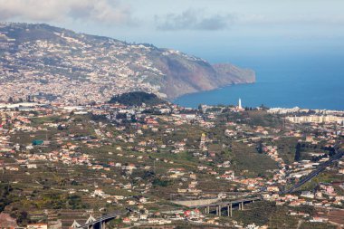 Portekiz, Madeira Adası 'ndaki Cabo Girao' dan Avrupa 'nın en yüksek uçurumuna bakın.