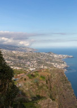 Portekiz, Madeira Adası 'ndaki Cabo Girao' dan Avrupa 'nın en yüksek uçurumuna bakın.