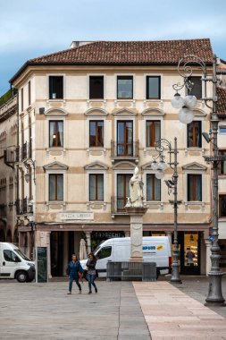 Bassano del Grappa, İtalya - 6 Eylül 2019: Bassano del Grappa 'da Piazza Liberta (Özgürlük Meydanı). İtalya
