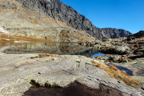 Dağlardaki Göl Beş Spis Gölleri Vadisi Ndeki Gölet Kayalık Zirvelerle — Stok fotoğraf