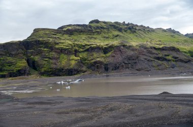 Vatnajokull buzulunun bir parçası olan Svinafellsjokull buzulunun çevresindeki manzara. İzlanda 'daki Skaftafell Ulusal Parkı