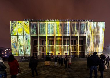 Cracow, Polonya - 3 Şubat 2018: Stanislaw Wyspianski 'nin resminden esinlenen Ulusal Müze cephesinin haritası. Krakow, Polonya