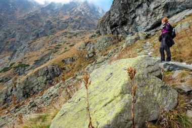 Vysoke Tatry, Slovakya - 10 Ekim 2018: Great Cold Valley, Vysoke Tatry (High Tatras), Slovakya 'da yürüyüş yapanlar. Büyük Soğuk Vadi 7 km uzunluğundadır ve turistler için çok çekicidir.