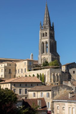   Aziz Emilion 'daki Monolitik Kilisenin çan kulesi. Fransa. St. Emilion mükemmel kırmızı şaraplarıyla ünlü bir Fransız köyüdür..