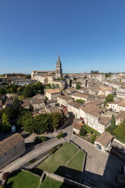 St. Emilion, Fransa - 8 Eylül 2018: St. Emilion, Fransa 'nın panoramik manzarası. St Emilion, Bordeaux 'nun başlıca kırmızı şarap bölgelerinden biridir ve çok popüler bir turizm merkezidir..