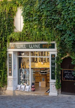 Saint Emilion, Fransa - 11 Eylül 2018: Fransa 'da Saint Emilion' da bir şarap dükkanının dışı. St Emilion, Bordeaux 'nun başlıca kırmızı şarap bölgelerinden biridir ve çok popüler bir turizm merkezidir..