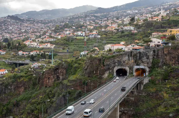 フンシャル マデイラ ポルトガル 2018年4月23日 フンシャルの街のパノラマを背景にトンネル マデイラポルトガル — ストック写真