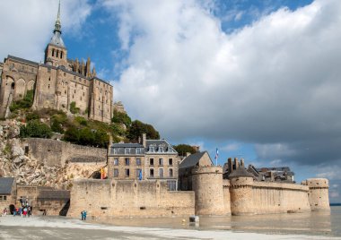 Le Mont-Saint-Michel, Fransa - 13 Eylül 2018: Le Mont Saint-Michel, Fransa 'nın gel-git döneminde Fransa' nın Normandiya şehrinde bir gelgit adasında ortaçağ manastırı ve köyü.