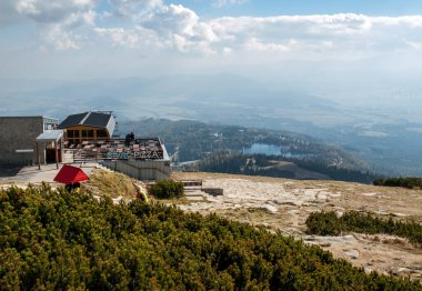 Vysoke Tatry, Slovakya - 10 Ekim 2018: Deniz seviyesinden 1840 metre yükseklikte Solisko 'daki dağ sığınağı. Slovakya 'daki High Tatras' ta Predn Solisko yamaçlarında..