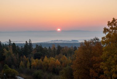Büyük Soğuk Vadi yakınlarındaki Slovak Tatralarından sonbahar baskıları