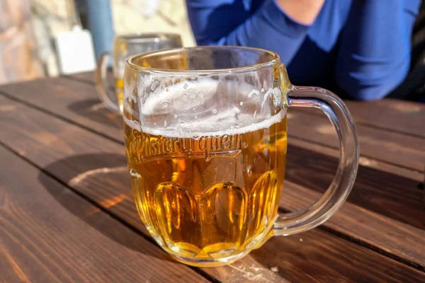 Vysoke Tatry Slovacchia Ottobre 2018 Bicchiere Birra Ceca Fredda Mentre — Foto Stock