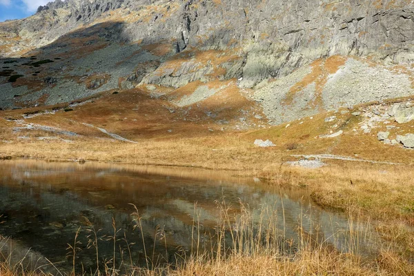 Dammen Valley Five Spis Lakes Omgiven Steniga Toppar Höga Tatrabergen — Stockfoto