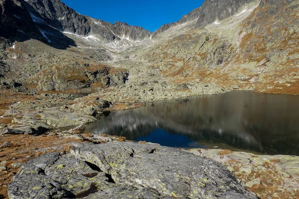 Staw Dolinie Pięciu Jezior Spiskich Otoczony Skalistymi Szczytami Tatry Wysokie — Zdjęcie stockowe