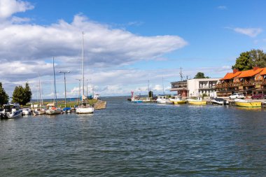 Polonya, Frombork - 7 Eylül 2020 Vistula Lagoon 'daki balıkçı tekneleri için liman. Polonya.