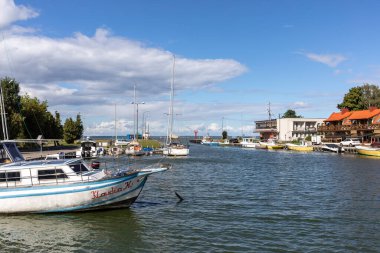 Polonya, Frombork - 7 Eylül 2020 Vistula Lagoon 'daki balıkçı tekneleri için liman. Polonya.