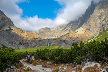 Vysoke Tatry, Slovakya - 10 Ekim 2018: Great Cold Valley, Vysoke Tatry (High Tatras), Slovakya 'da yürüyüş yapanlar. Büyük Soğuk Vadi 7 km uzunluğundadır ve turistler için çok çekicidir.