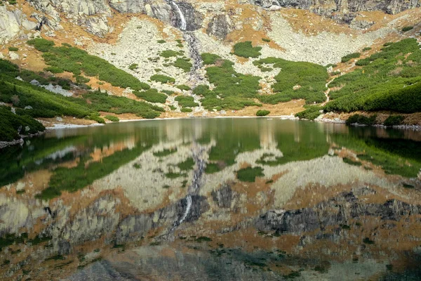 Beş Spis Gölleri Vadisi Ndeki Gölet Kayalık Zirvelerle Çevrili Yüksek — Stok fotoğraf