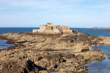 St. Malo, Fransa - 15 Eylül 2018: Saint Malo Brittany, Fransa 'daki Fort National ve plaj manzarası