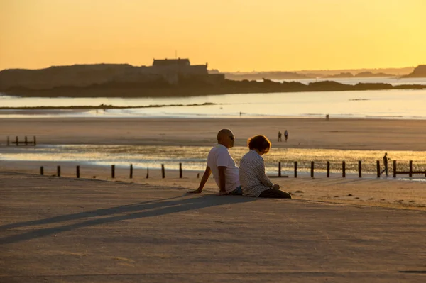 Saint Malo Francie Září 2018 Lidé Dívají Západ Slunce Pláži — Stock fotografie
