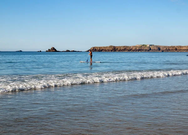 Saint Malo Frankrike September 2018 Man Flyter Bräda Med Paddel — Stockfoto