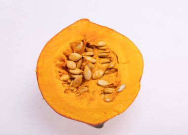 Beyaz arkaplanda izole edilmiş sarı balkabağı sebzesi