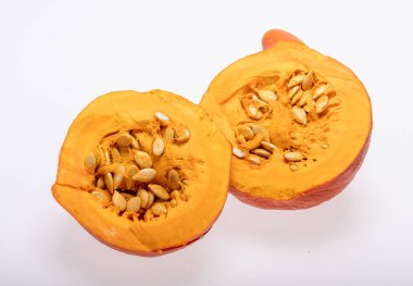 Beyaz arkaplanda izole edilmiş sarı balkabağı sebzesi