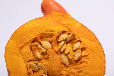 Beyaz arkaplanda izole edilmiş sarı balkabağı sebzesi