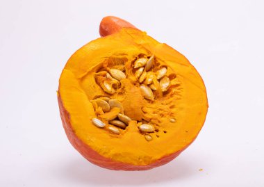 Beyaz arkaplanda izole edilmiş sarı balkabağı sebzesi