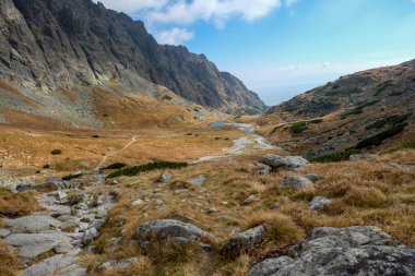 Slovakya 'nın High Tatras kentindeki Büyük Soğuk Vadi. Büyük Soğuk Vadi 7 km uzunluğundadır ve turistler için çok çekicidir.