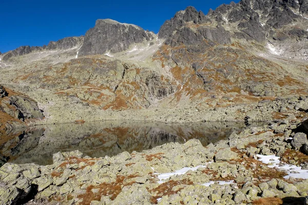 Dağlardaki Göl Beş Spis Gölleri Vadisi Ndeki Gölet Kayalık Zirvelerle — Stok fotoğraf