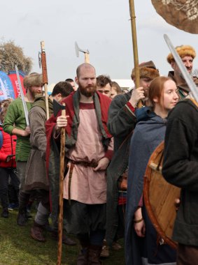 Krakow, Polonya - 11 Nisan 2023: Rekawka 'nın tanımlanamayan katılımcıları - Polonya geleneği, Paskalya' dan sonra Salı günü Krakow 'da kutlandı. Günümüzde festivalin tarihi yeniden yapılanma karakterine sahip.