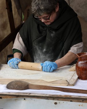 Cracow, Polonya - 11 Nisan 2023: Kadın tarihi yeniden yapılanma festivalinde şövalye kampında para dağıtıyor