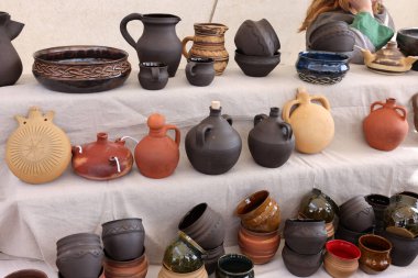 Krakow, Polonya - 11 Nisan 2023: Tarihi yeniden yapılanma festivalinde şövalye kampında ortaçağ seramik gemilerinin el yapımı taklitleri