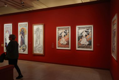 Paris, Fransa - 20 Mart 2025: The Muse d 'Orsay' deki sergi - Sanat Sokakta. XIX yüzyılının Paris 'indeki resimli posterin yükselişine adanmış yaklaşık 230 eser koleksiyonu..