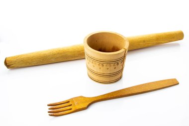 Üç mutfak öğeleri tahtadan yapılmış. Renk, kaplama, bir harç bir desen ve bir çatlak ve bir silindir. Beyaz bir arka plan öğeleri.