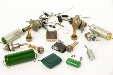 Beyaz bir arka plan üzerinde Elektronik komponentleri natürmort. Bir saçılma Mikri şemalar, diyotlar, tristörler ve kondansatörler.
