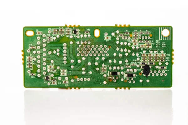 Beyaz zemin üzerinde bir koleksiyondaki elektrik parçaları ile elektronik tahta. Yönetim Kurulu Mikri şemalar, transistörler, diyotlar, Kondansatörler, rezistörler ve yuva vardır.