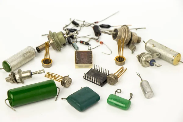 Beyaz bir arka plan üzerinde Elektronik komponentleri natürmort. Bir saçılma Mikri şemalar, diyotlar, tristörler ve kondansatörler.