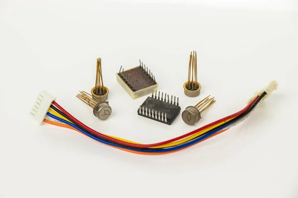 Beyaz bir arka plan üzerinde Elektronik komponentleri natürmort. Mikri şemalar ve bağlayıcı bir saçılma.