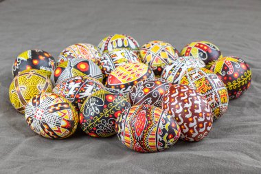 Koleksiyondan boyalı yumurta 