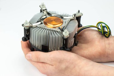 Erkeklerin elinde işlemci soğutucu