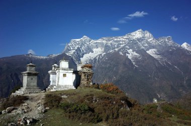 Himalaya dağlarındaki Budist stupaları Kongde Dağı, Sagarmatha Ulusal Parkı, Khumbu Vadisi, Nepal