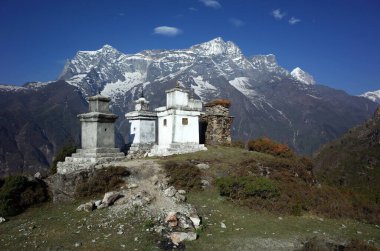 Himalaya dağlarındaki Budist stupaları Kongde Dağı, Sagarmatha Ulusal Parkı, Khumbu Vadisi, Nepal