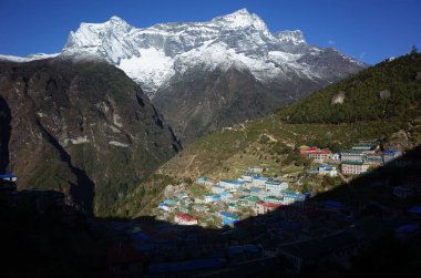 Himalayalar 'daki uzak Namche Çarşısı köyü sabahın erken saatlerinde, Sagarmatha Ulusal Parkı, Khumbu Vadisi, Himalayalar