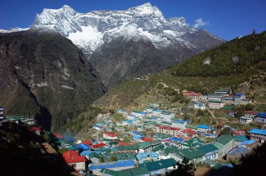 Himalayalar 'daki uzak Namche Çarşısı köyü sabahın erken saatlerinde, Sagarmatha Ulusal Parkı, Khumbu Vadisi, Himalayalar