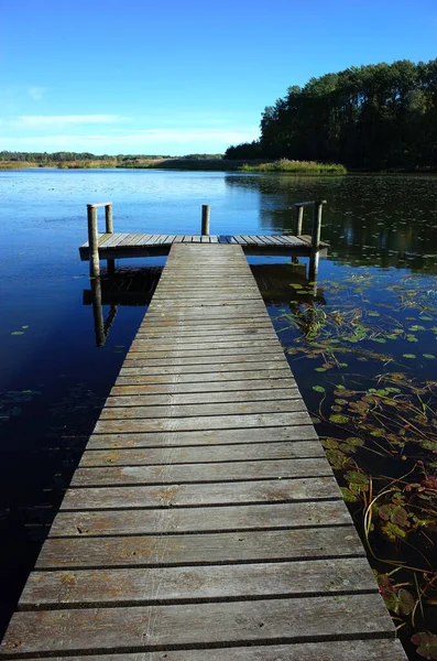 Длинный Деревянный Мост Озере Спокойной Водой Голубым Небом Швеции Скандинавия — стоковое фото
