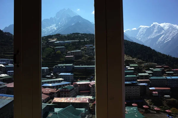 从尼泊尔喜马拉雅山Khumbu山谷Sagarmatha国家公园客房窗口看Namche Bazaar村 — 图库照片