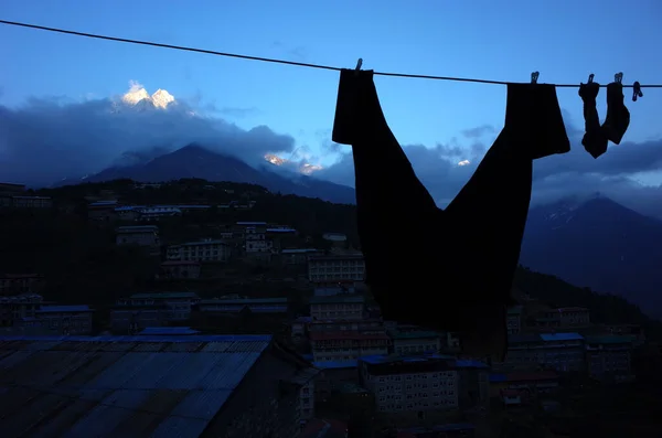 Pantalones Calcetines Secándose Cuerda Lavandería Con Vista Atardecer Del Pueblo —  Fotos de Stock